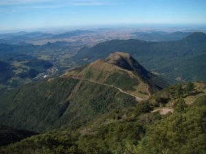 Vista geral de uma área junto à escarpa da Serra Geral